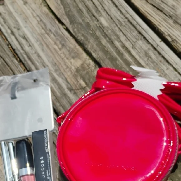 giveaway Marc Jacobs New Red Round Crossbody Bag with Mirror & 6 Makeup Products - Picture 4 of 7